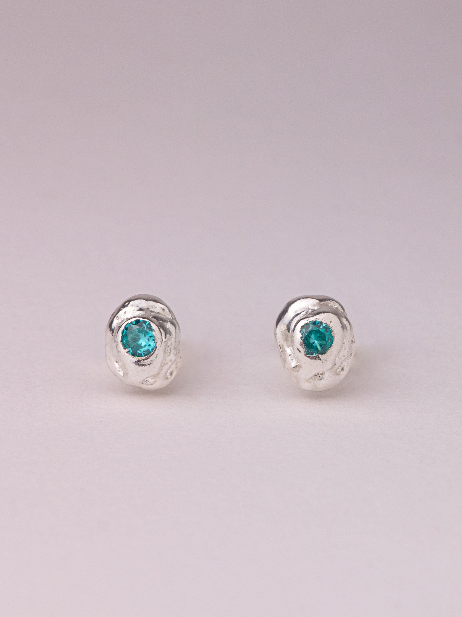 Χειροποίητα χυτά σκουλαρίκια από καθαρό ασήμι με γαλαζοπράσινο Cubic Zirconia