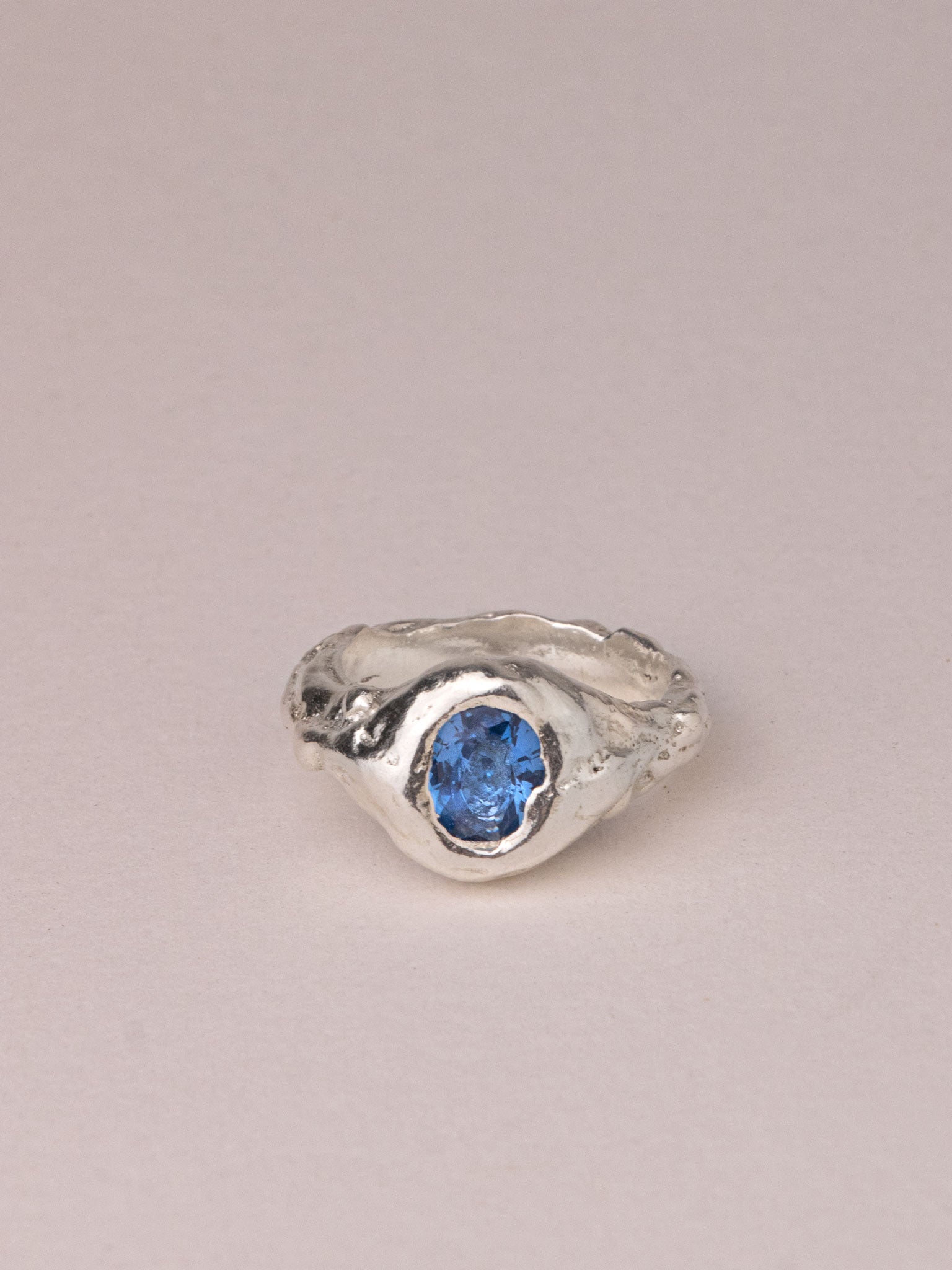 Χειροποίητo χυτό δαχτυλίδι από καθαρό ασήμι με μπλε Cubic Zirconia