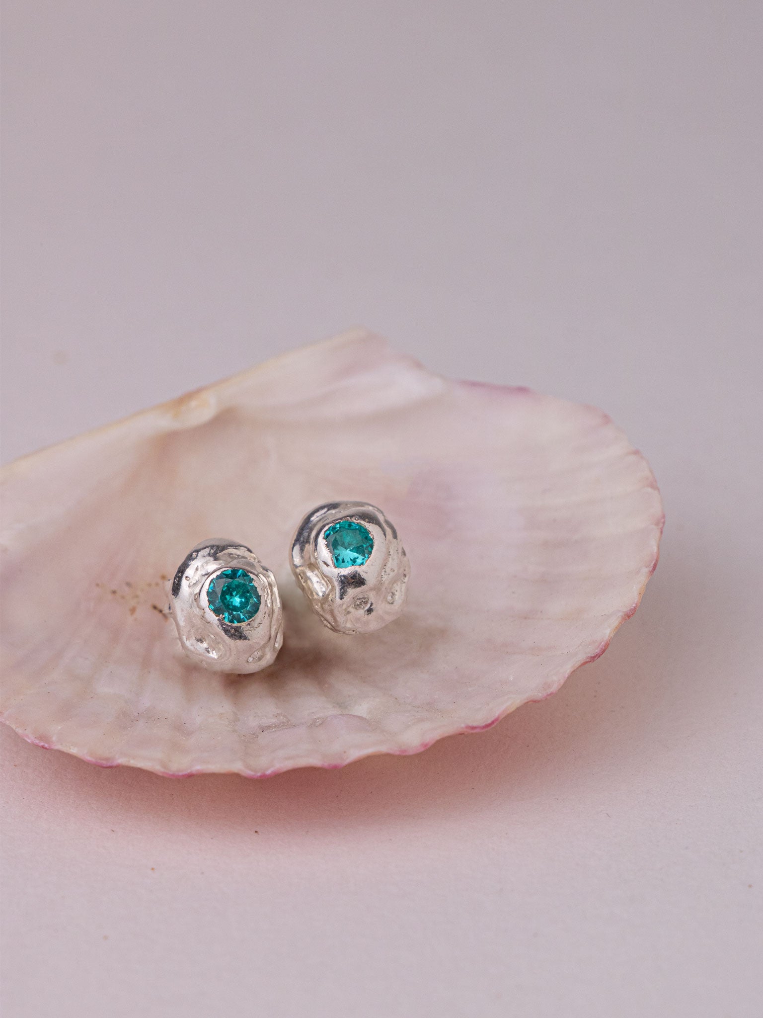 Χειροποίητα χυτά σκουλαρίκια από καθαρό ασήμι με γαλαζοπράσινο Cubic Zirconia