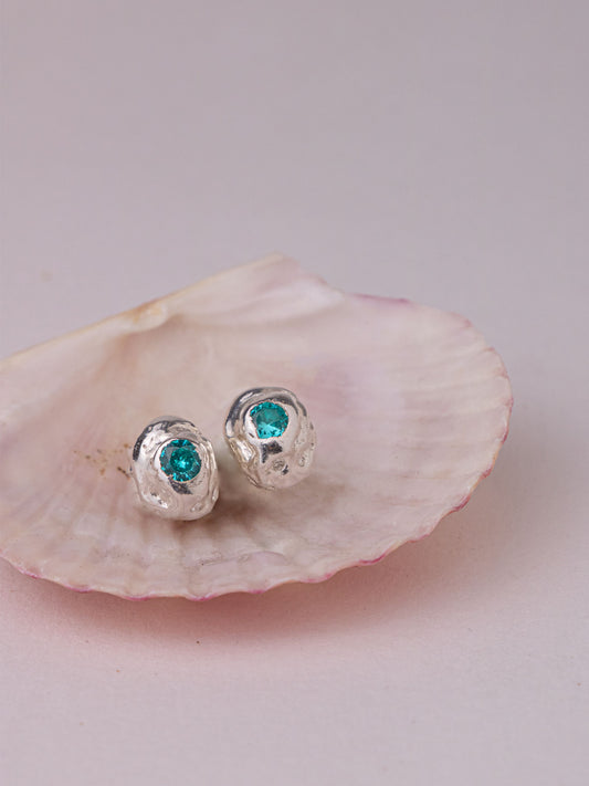 Χειροποίητα χυτά σκουλαρίκια από καθαρό ασήμι με γαλαζοπράσινο Cubic Zirconia