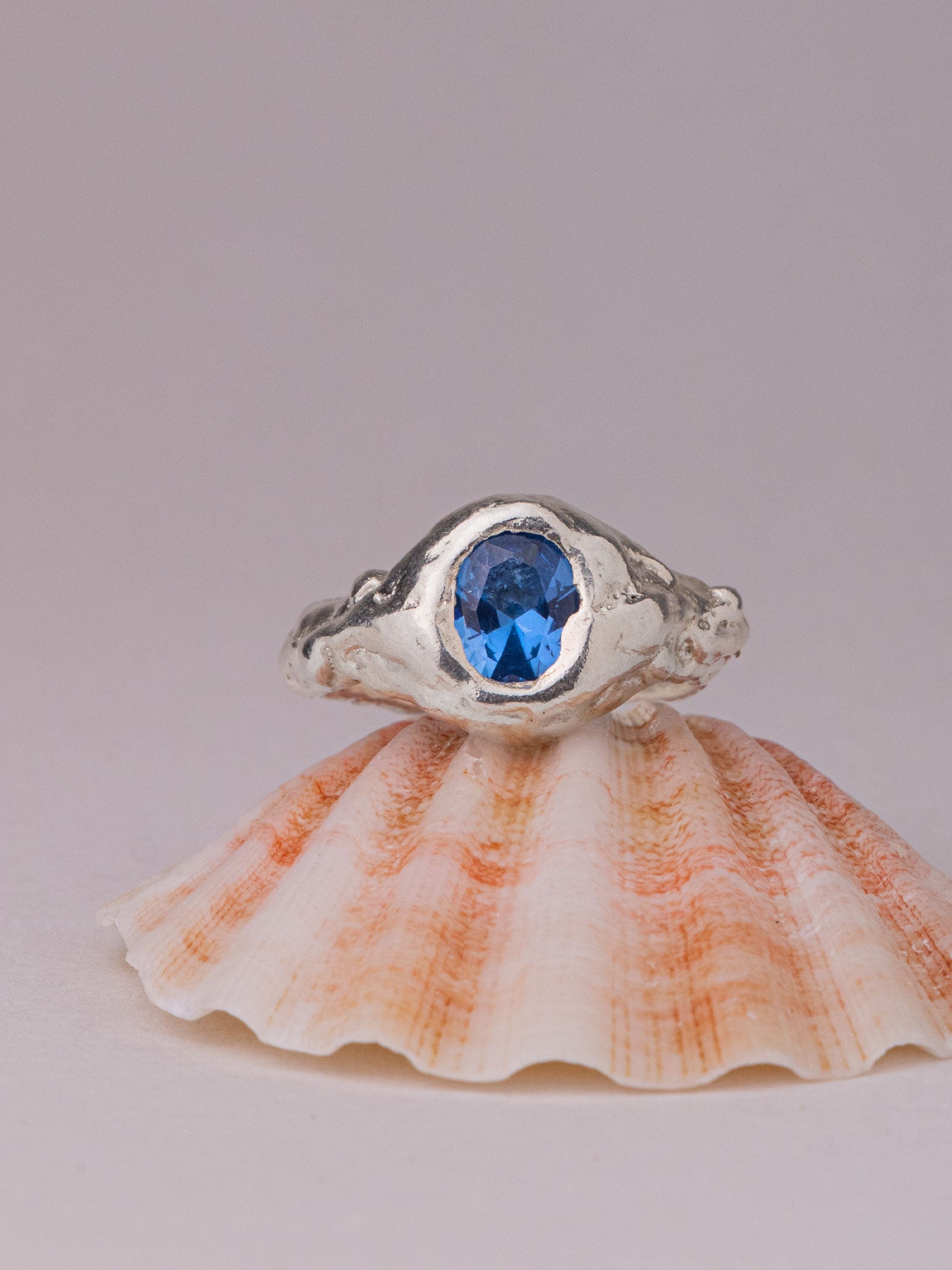 Χειροποίητo χυτό δαχτυλίδι από καθαρό ασήμι με μπλε Cubic Zirconia