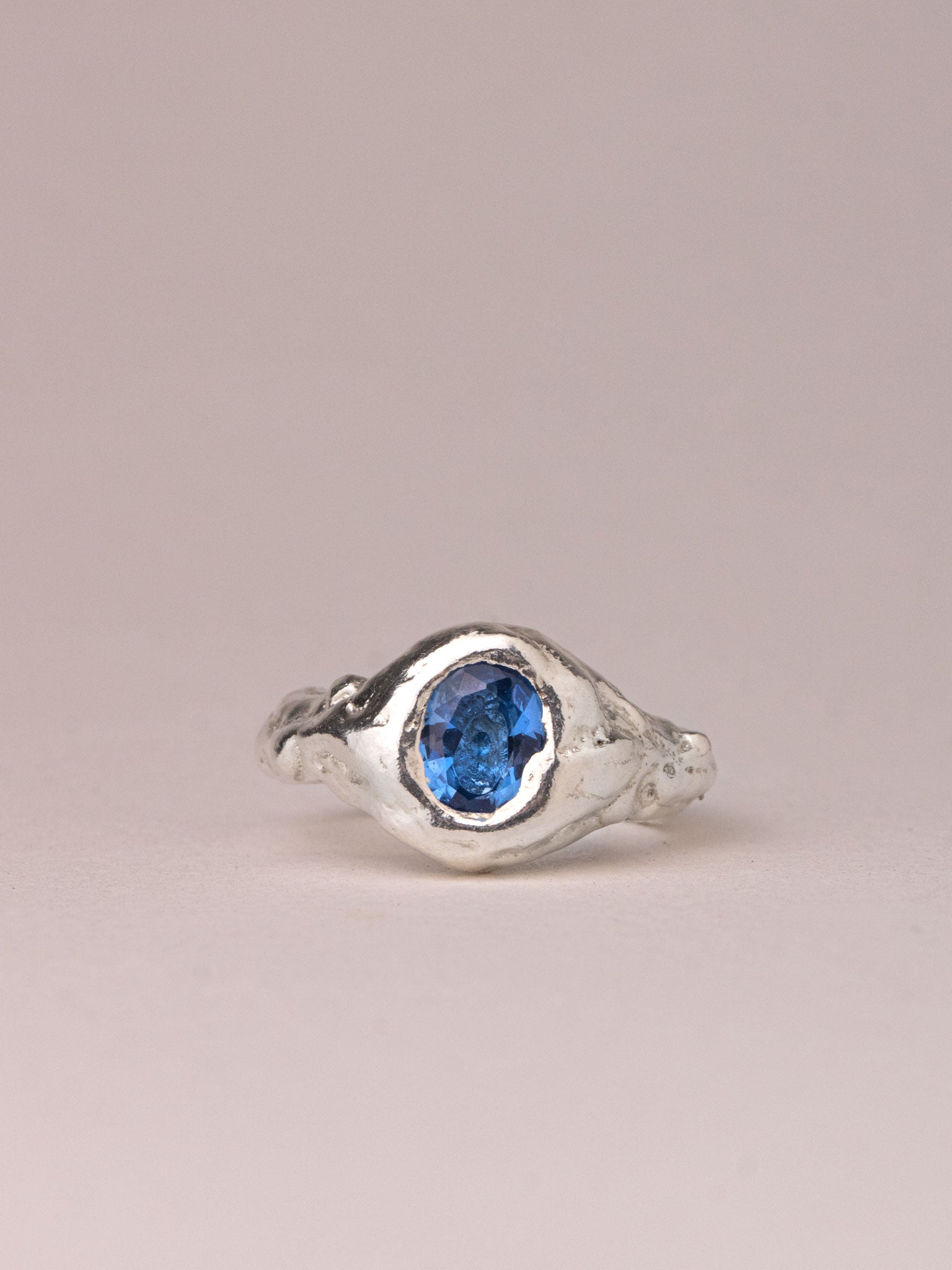 Χειροποίητo χυτό δαχτυλίδι από καθαρό ασήμι με μπλε Cubic Zirconia