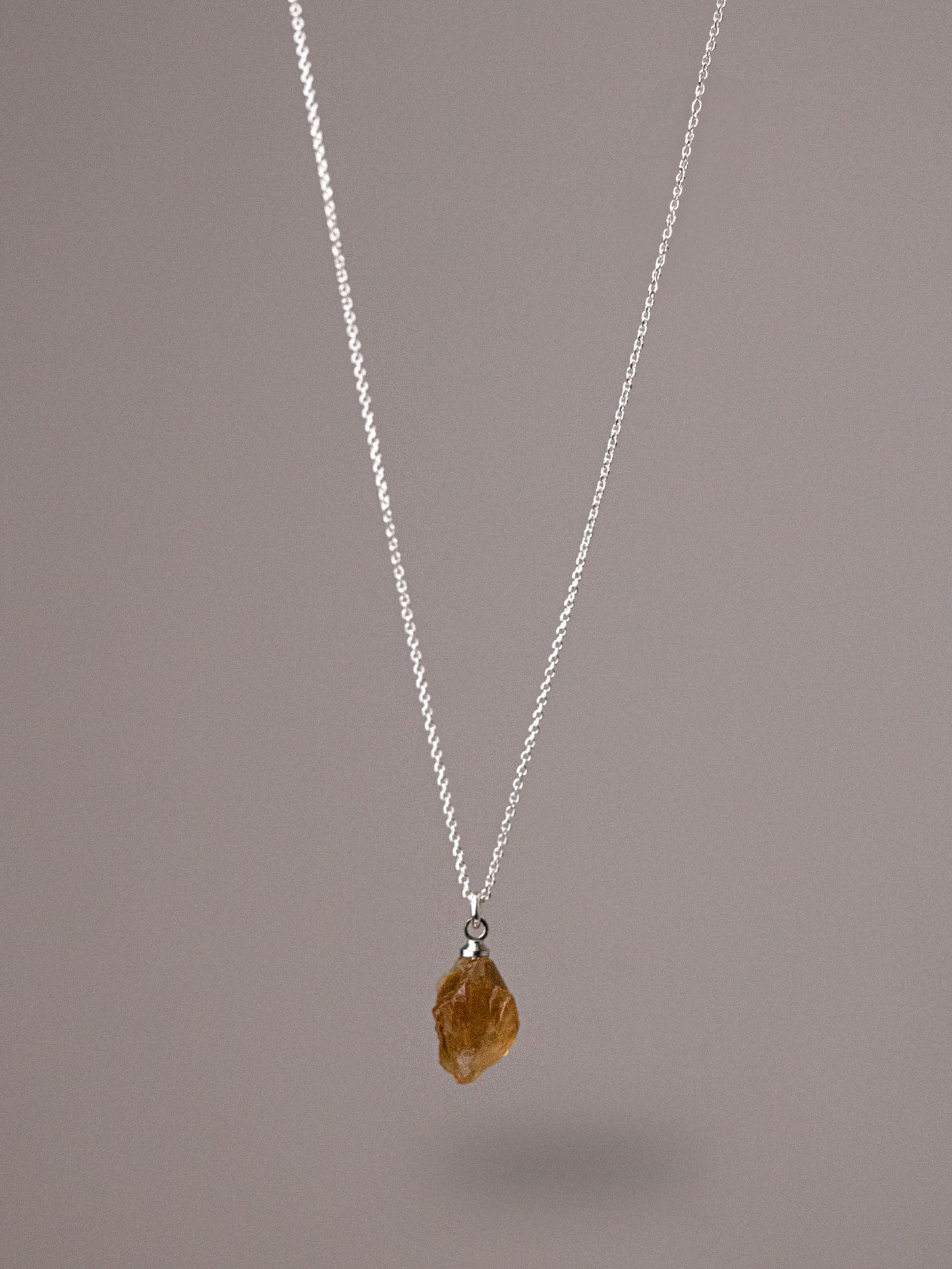 Χειροποίητo μενταγιόν με ακατέργαστη πορτοκαλί τουρμαλίνη κατασκευασμένο από ασήμι 925