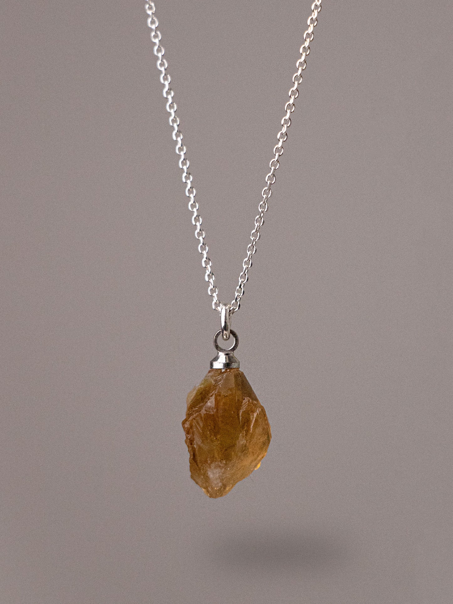 Χειροποίητo μενταγιόν με ακατέργαστη πορτοκαλί τουρμαλίνη κατασκευασμένο από ασήμι 925