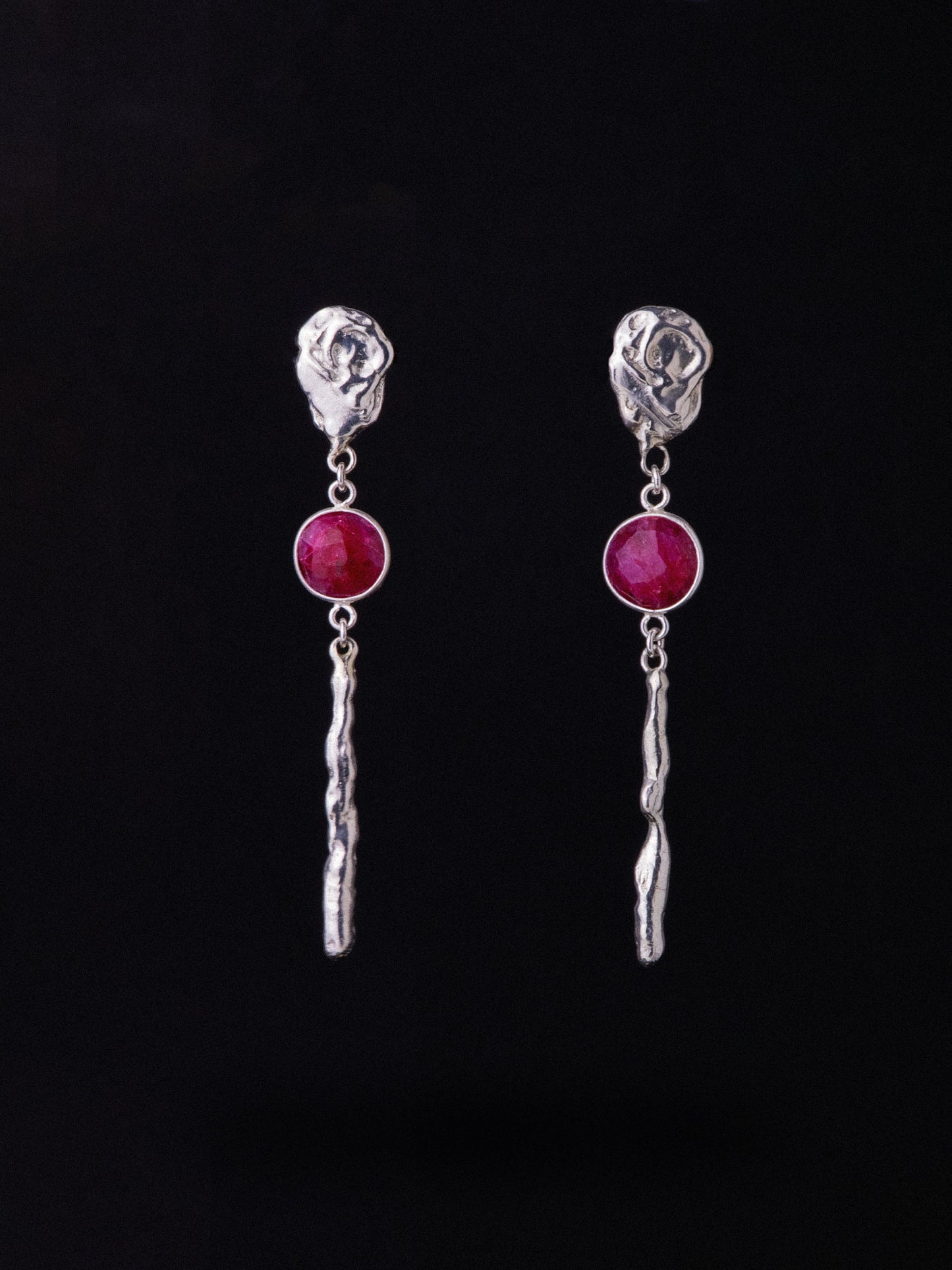 Χειροποίητα κρεμαστά σκουλαρίκια από ασήμι 999 με Ρουμπίνι