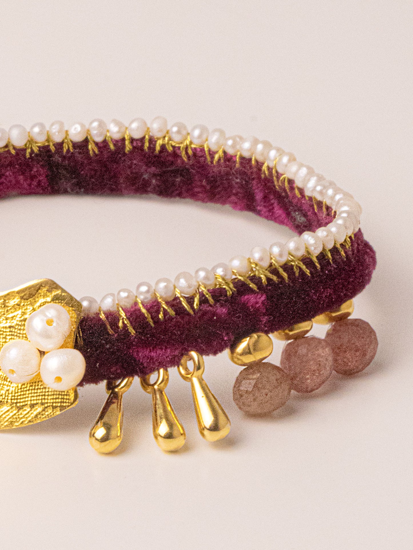 Χειροποίητo επίχρυσο βραχιόλι από καθαρό ασήμι με γαλλικό βελούδο και ορυκτούς ημιπολύτιμους λίθους