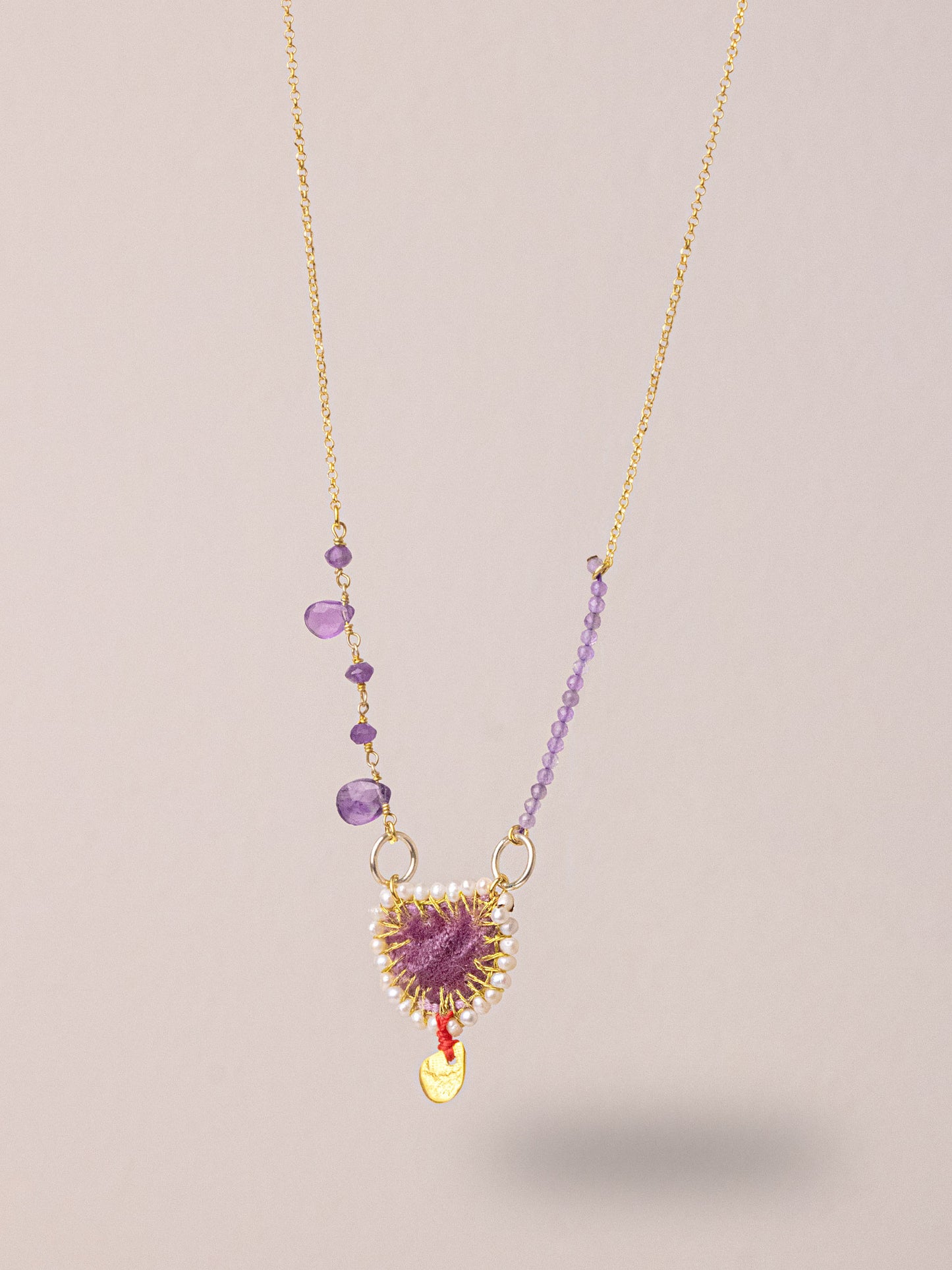 Χειροποίητo επίχρυσο μενταγιόν από καθαρό ασήμι με γαλλικό βελούδο και ορυκτούς ημιπολύτιμους λίθους