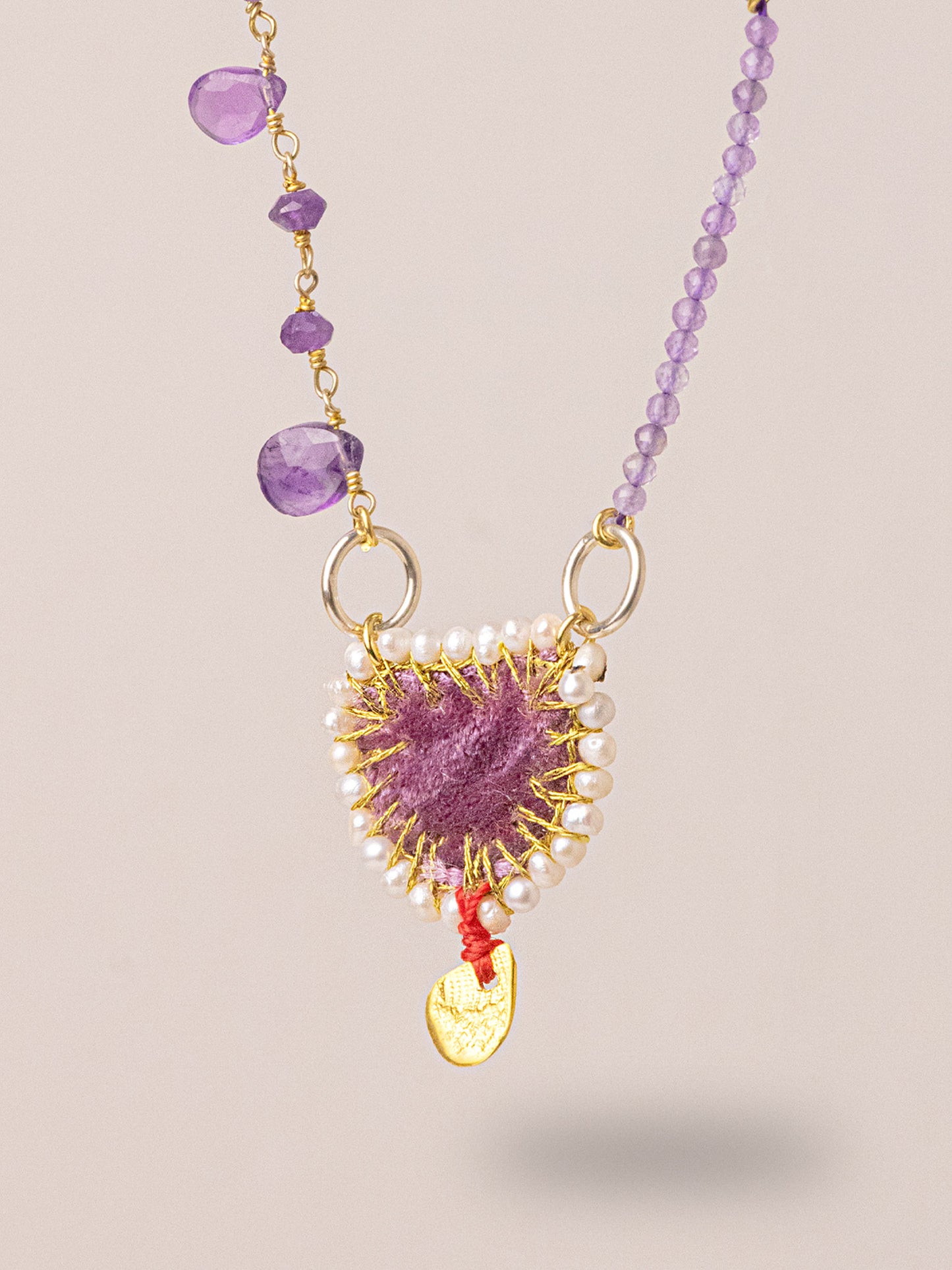 Χειροποίητo επίχρυσο μενταγιόν από καθαρό ασήμι με γαλλικό βελούδο και ορυκτούς ημιπολύτιμους λίθους