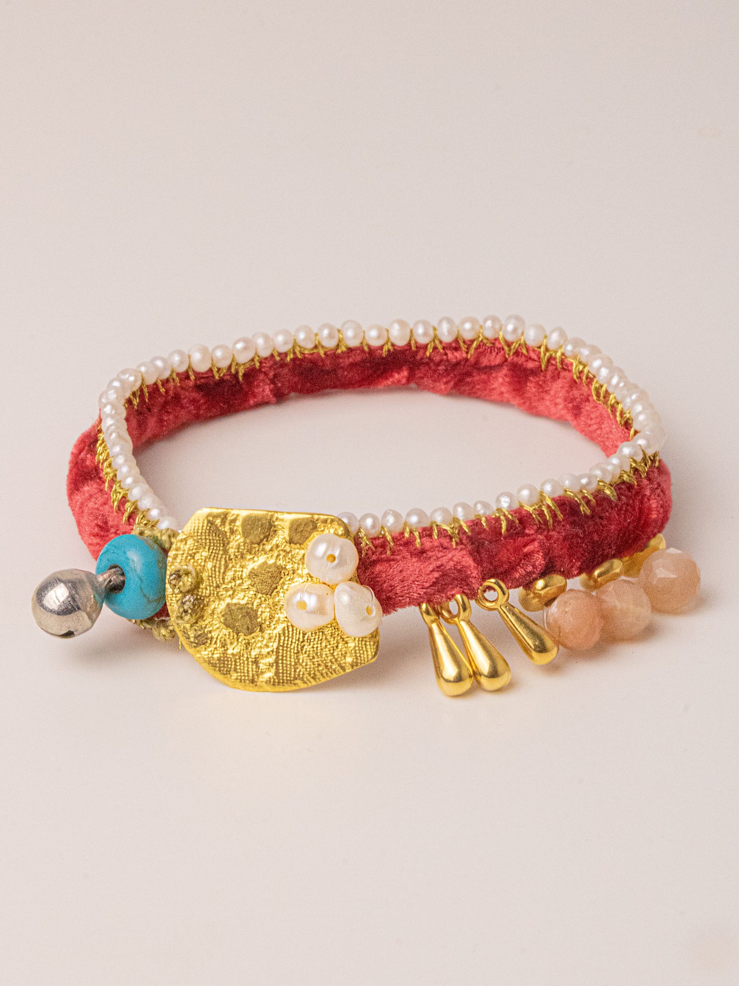 Χειροποίητo επίχρυσο βραχιόλι από καθαρό ασήμι με γαλλικό βελούδο και ορυκτούς ημιπολύτιμους λίθους