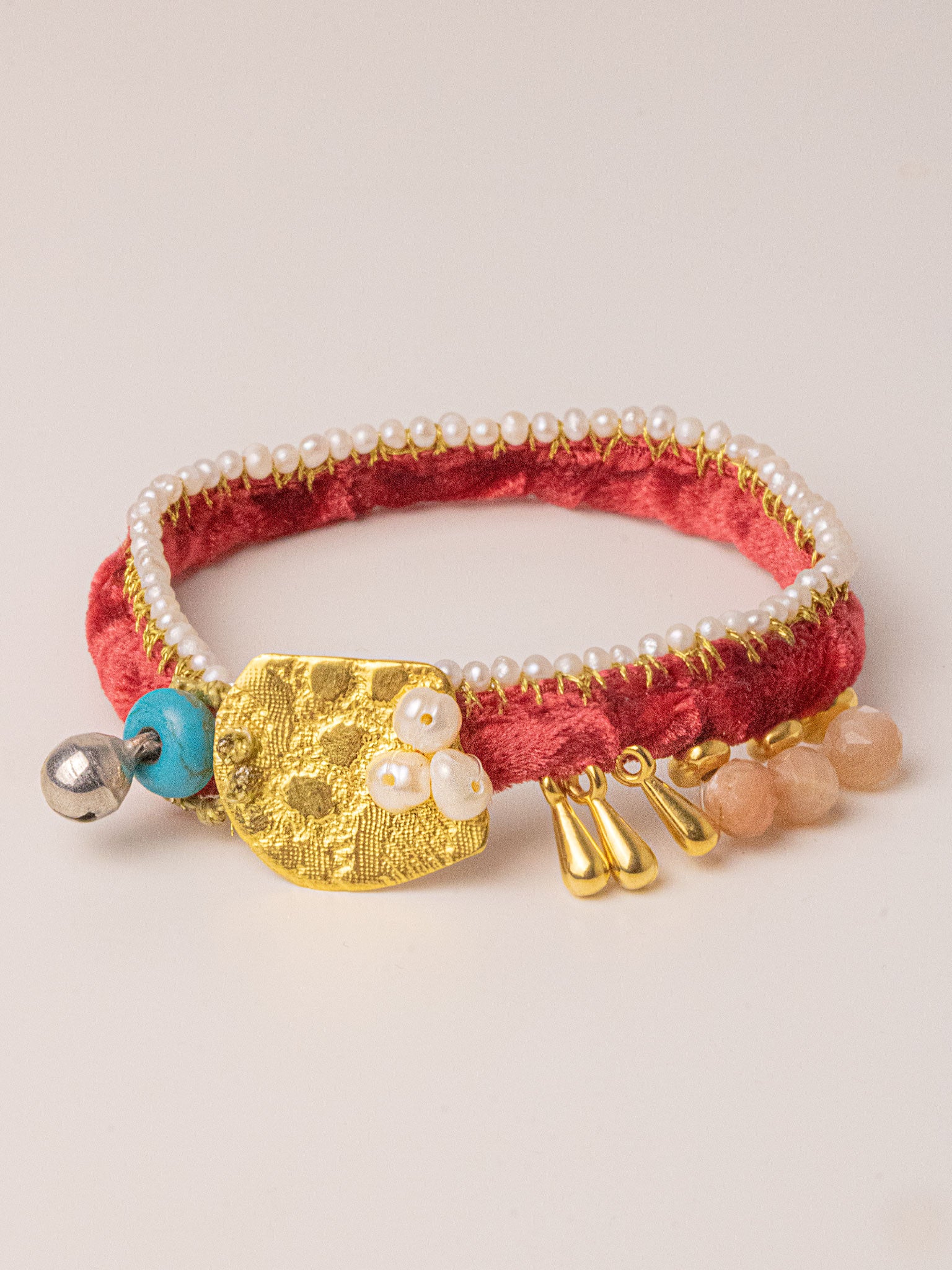 Χειροποίητo επίχρυσο βραχιόλι από καθαρό ασήμι με γαλλικό βελούδο και ορυκτούς ημιπολύτιμους λίθους