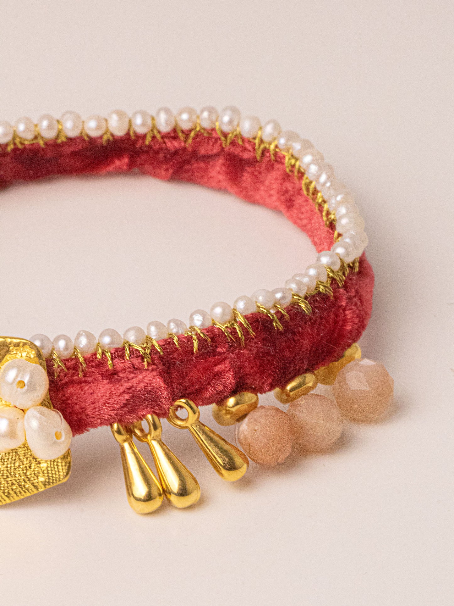 Χειροποίητo επίχρυσο βραχιόλι από καθαρό ασήμι με γαλλικό βελούδο και ορυκτούς ημιπολύτιμους λίθους