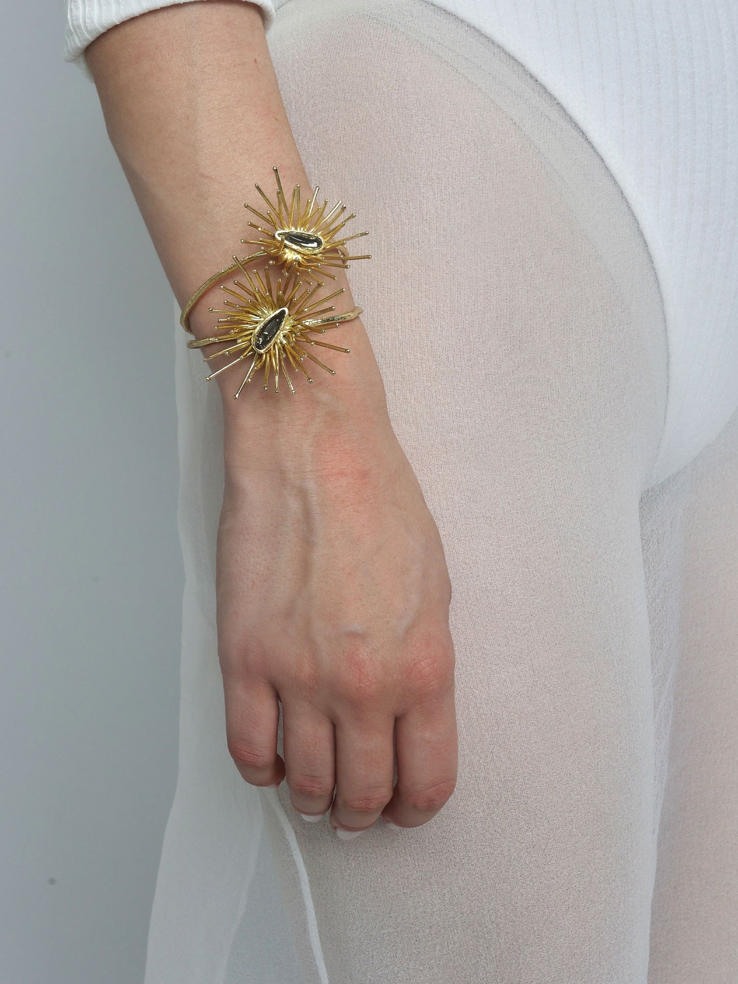 Χειροποίητo ανοιγόμενο βραχιόλι με γκρί κρύσταλλα Swarovski κατασκευασμένο στην Ελλάδα