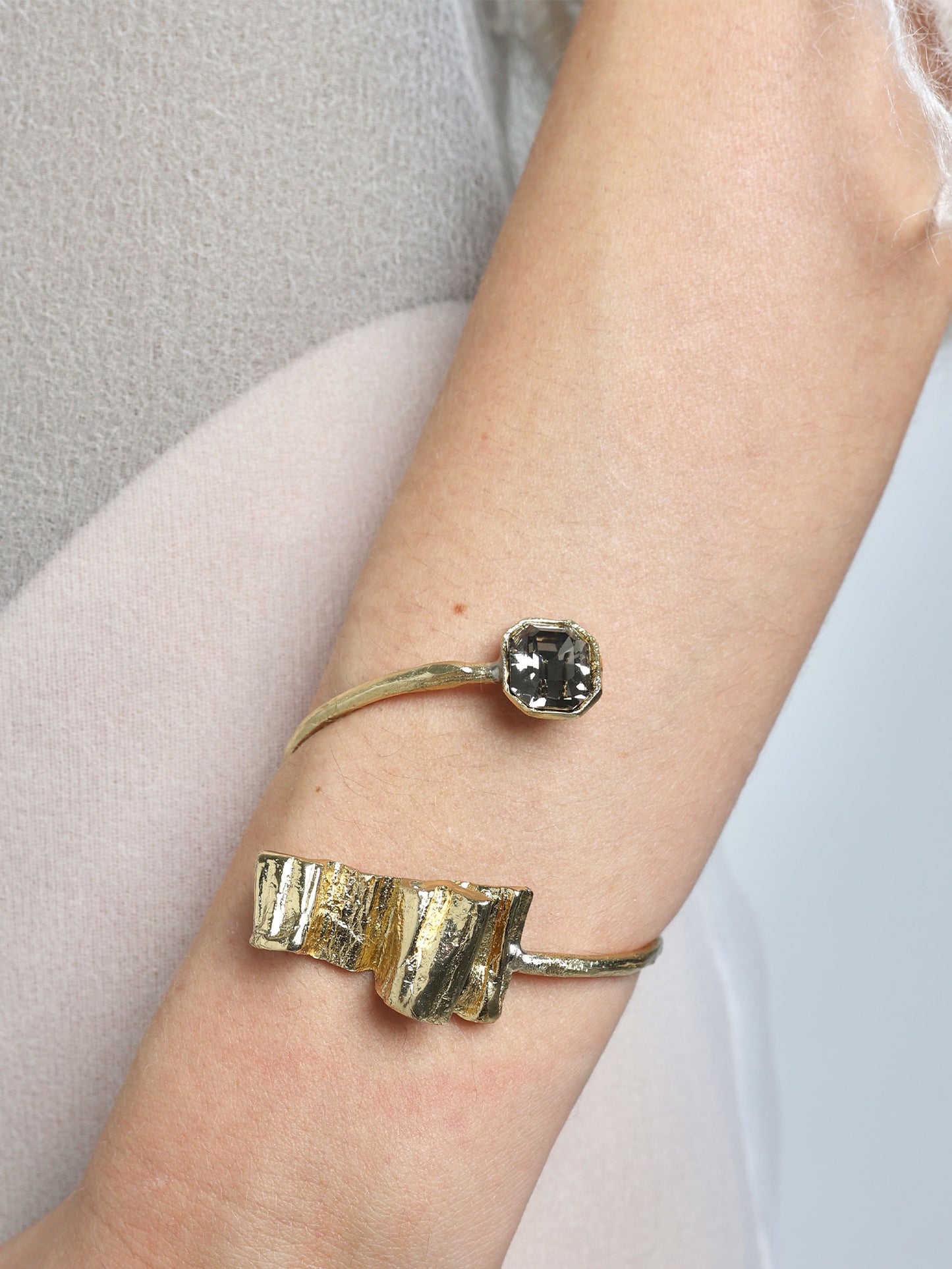 Χειροποίητo ανοιγόμενο βραχιόλι με γκρι Κρύσταλλο Swarovski κατασκευασμένο στην Ελλάδα