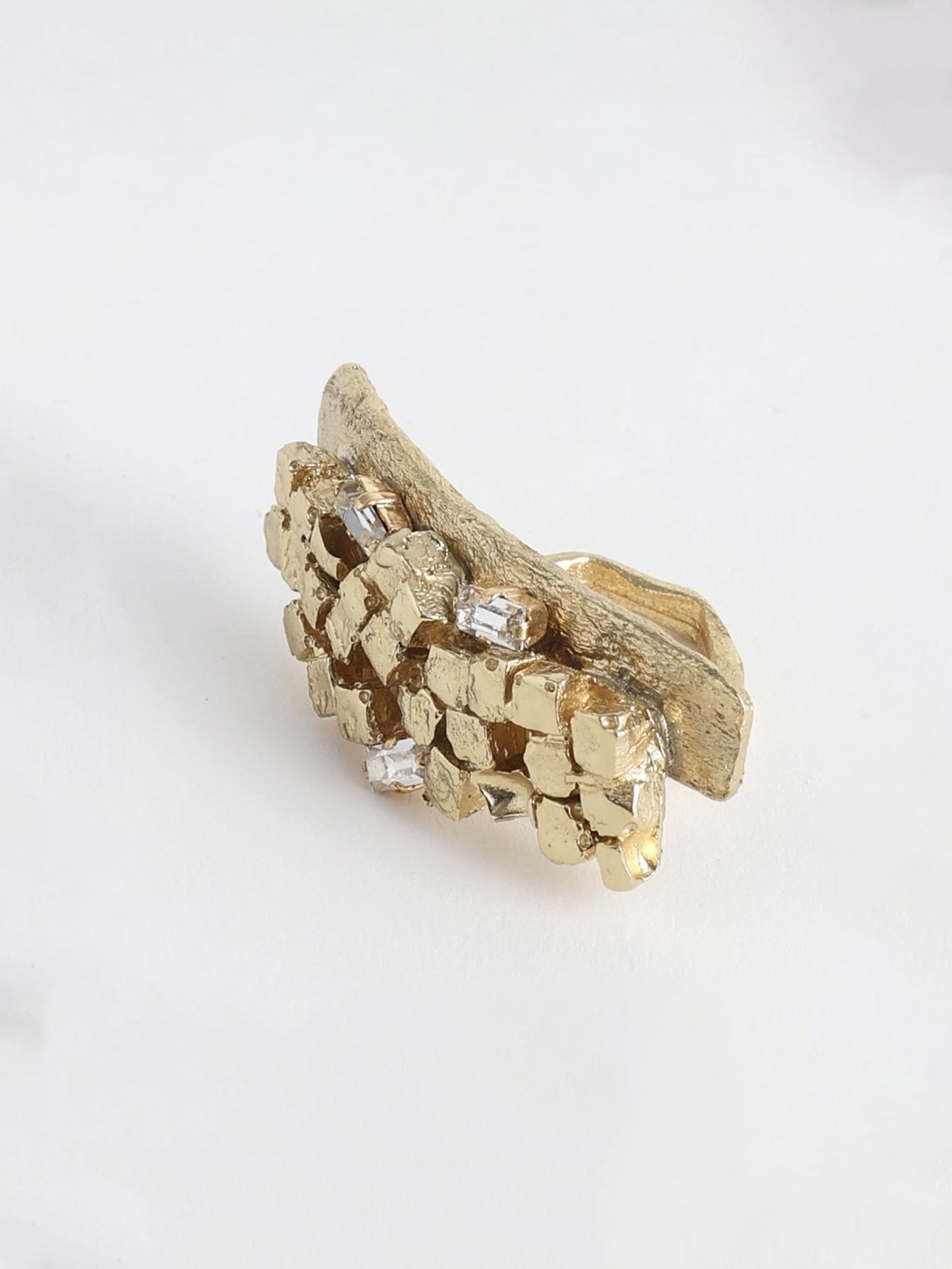 Χειροποίητo ανοιγόμενο δαχτυλίδι με γεωμετρικούς όγκους και λευκά Κρύσταλλα Swarovski κατασκευασμένο στην Ελλάδα