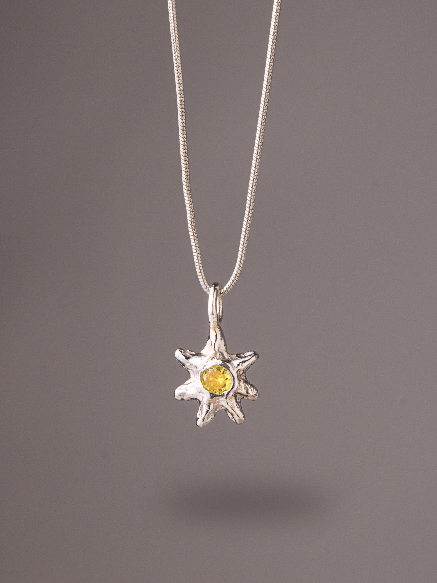 Χειροποίητo χυτό μενταγιόν ήλιος από καθαρό ασήμι με κίτρινο Cubic Zirconia