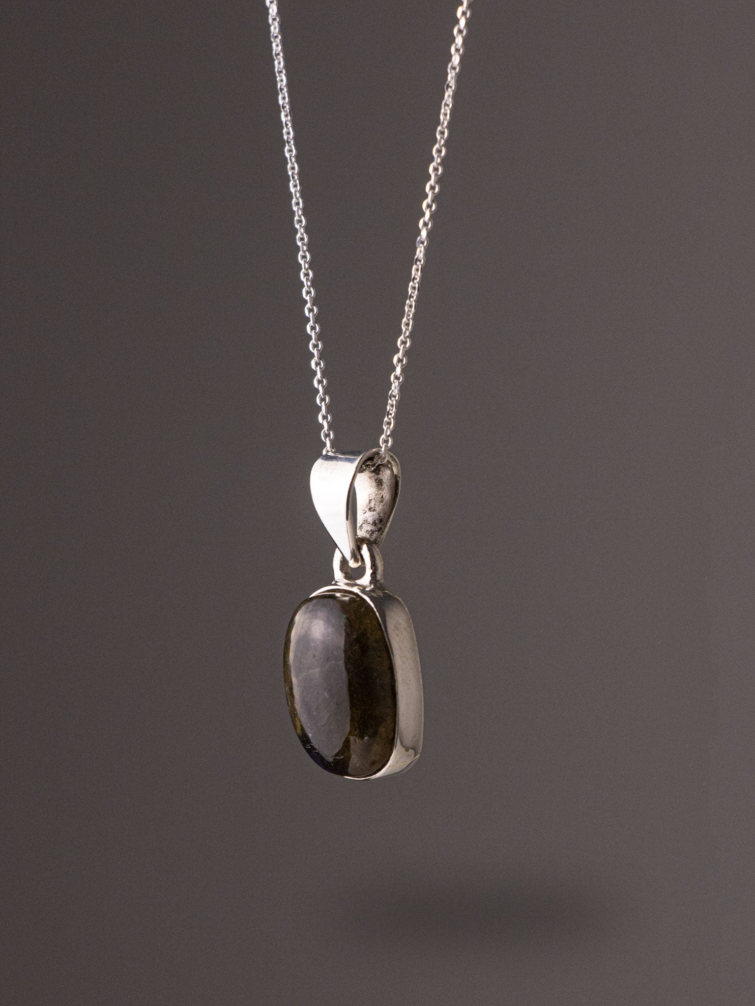 Ασημένιο μενταγιόν με Λαμπραδορίτη κατασκευασμένο από ασήμι 925