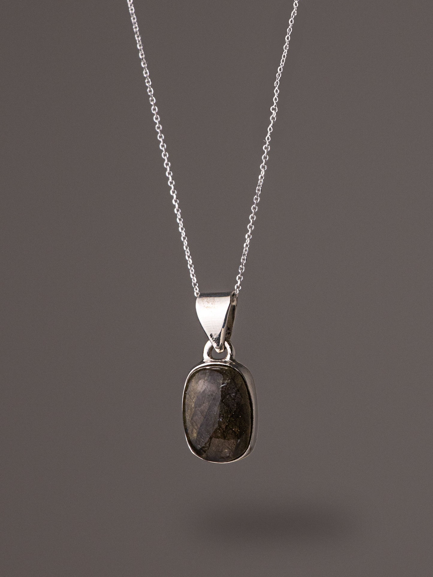 Ασημένιο μενταγιόν με Λαμπραδορίτη κατασκευασμένο από ασήμι 925