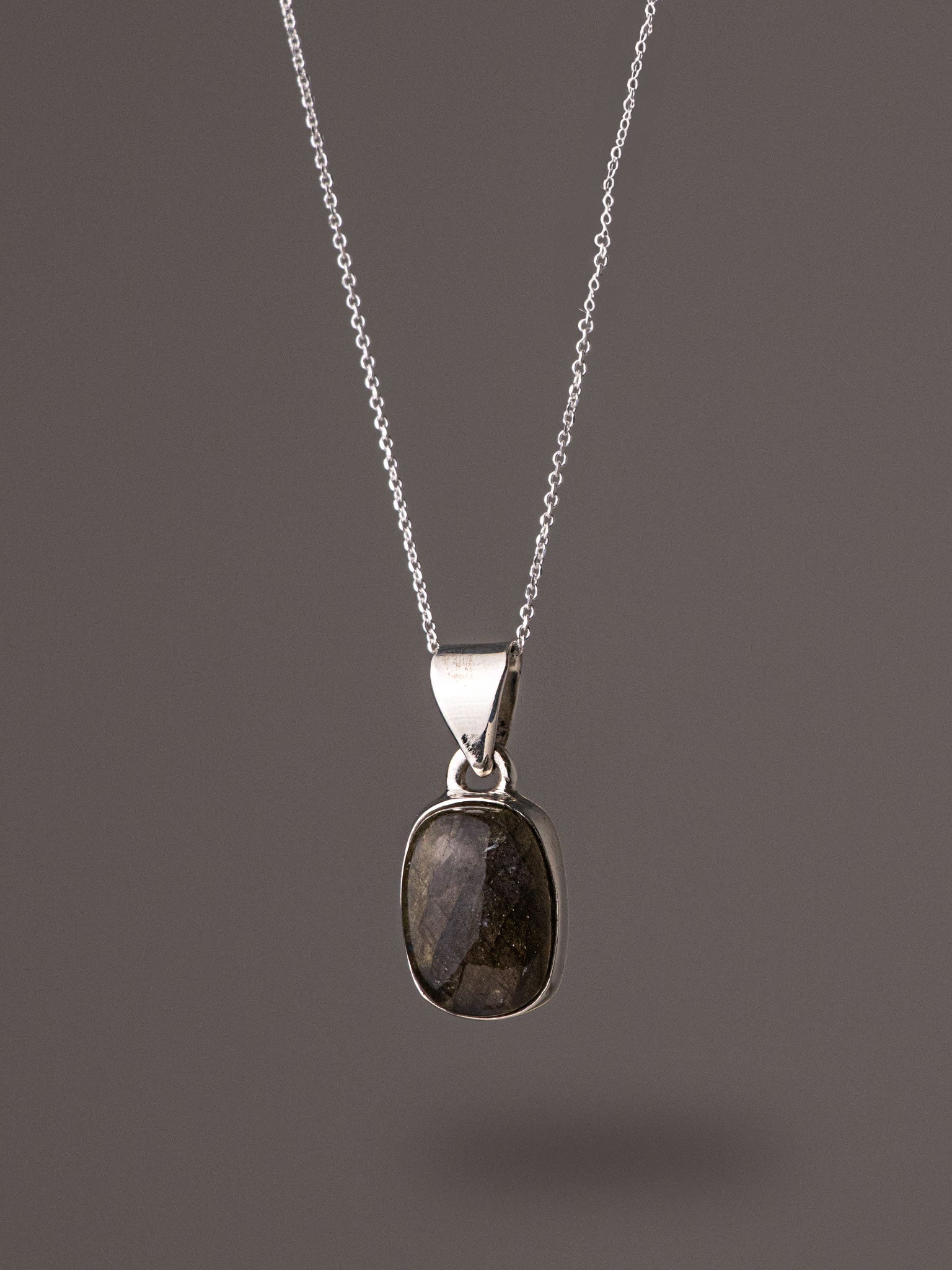 Ασημένιο μενταγιόν με Λαμπραδορίτη κατασκευασμένο από ασήμι 925