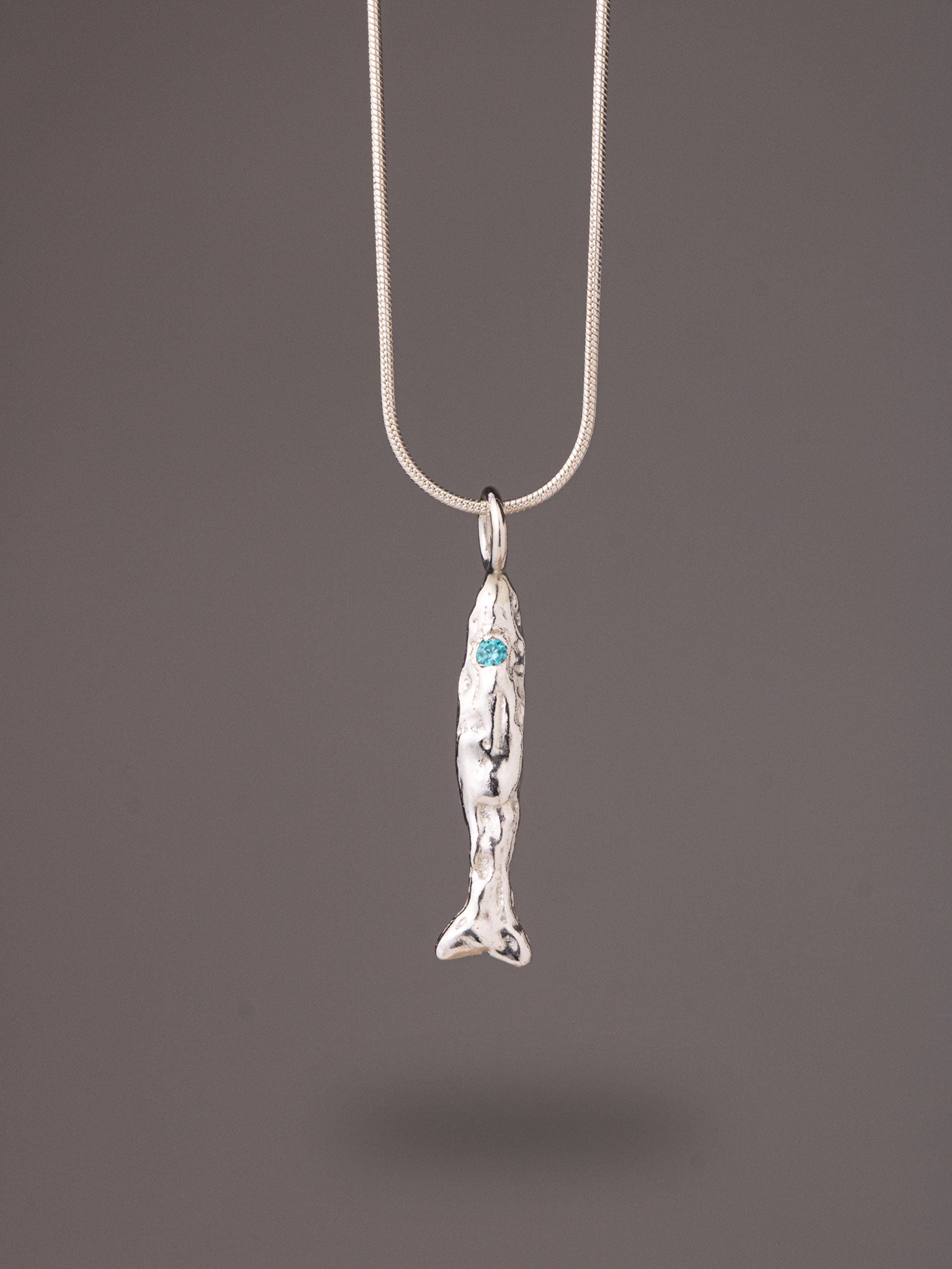 Χειροποίητo χυτό μενταγιόν ψαράκι από καθαρό ασήμι με γαλάζιο Cubic Zirconia