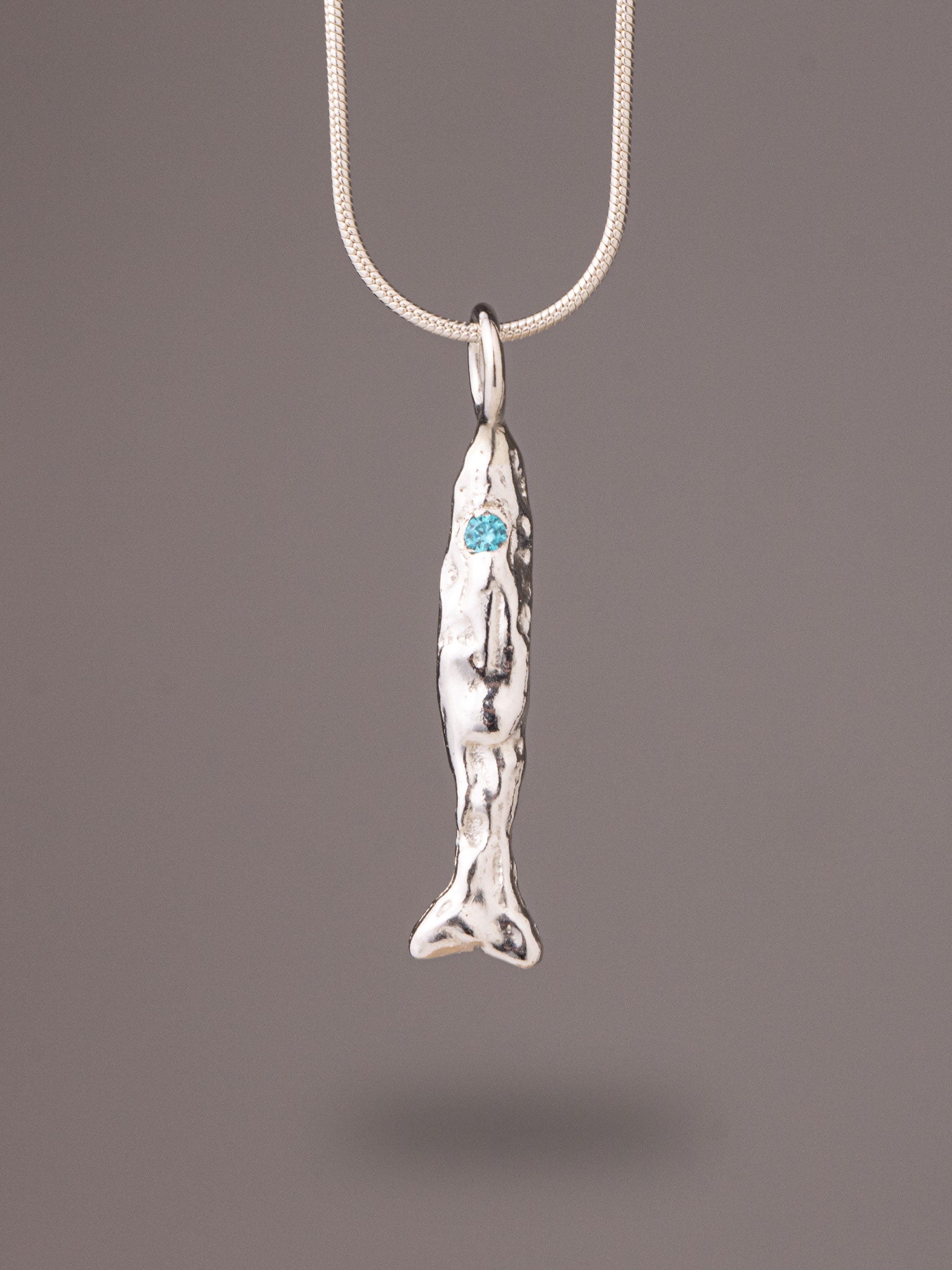 Χειροποίητo χυτό μενταγιόν ψαράκι από καθαρό ασήμι με γαλάζιο Cubic Zirconia
