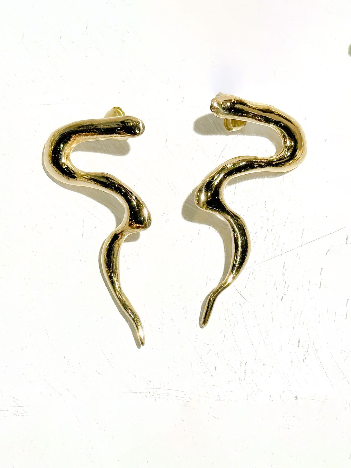 Χειροποίητα σκουλαρίκια με καμπύλες κατασκευασμένο στην Ελλάδα