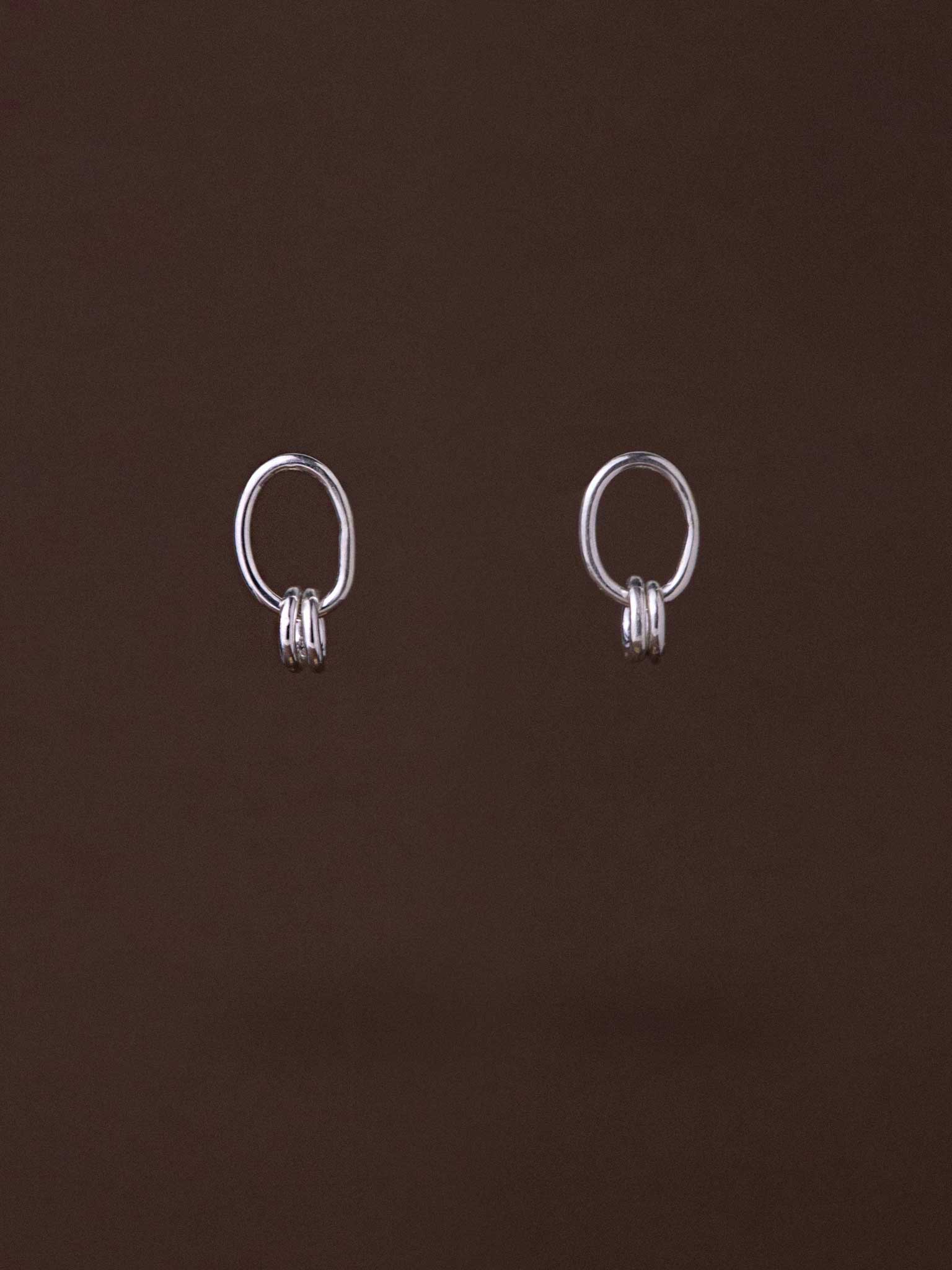 Ασημένια κρεμαστά σκουλαρίκια από χειροποίητο κρίκο με καρφωτό κούμπωμα.
