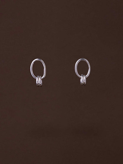 Ασημένια κρεμαστά σκουλαρίκια από χειροποίητο κρίκο με καρφωτό κούμπωμα.
