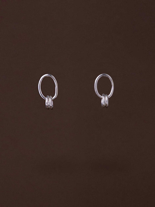 Ασημένια κρεμαστά σκουλαρίκια από χειροποίητο κρίκο με καρφωτό κούμπωμα.