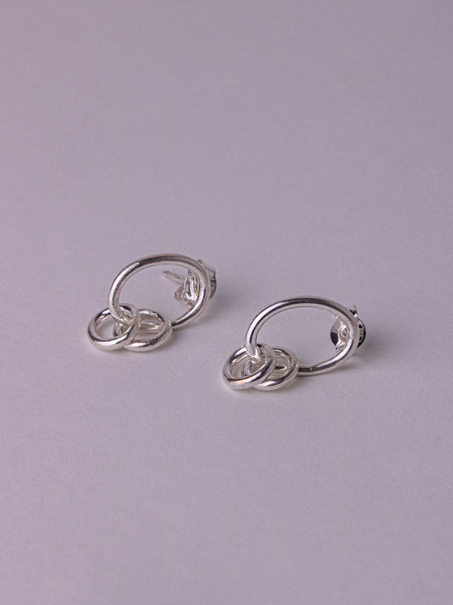 Ασημένια κρεμαστά σκουλαρίκια από χειροποίητο κρίκο με καρφωτό κούμπωμα.