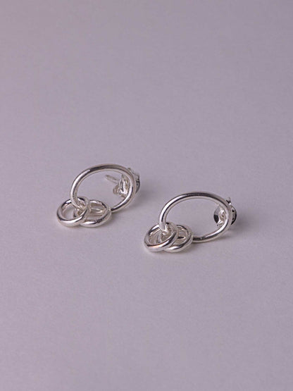 Ασημένια κρεμαστά σκουλαρίκια από χειροποίητο κρίκο με καρφωτό κούμπωμα.