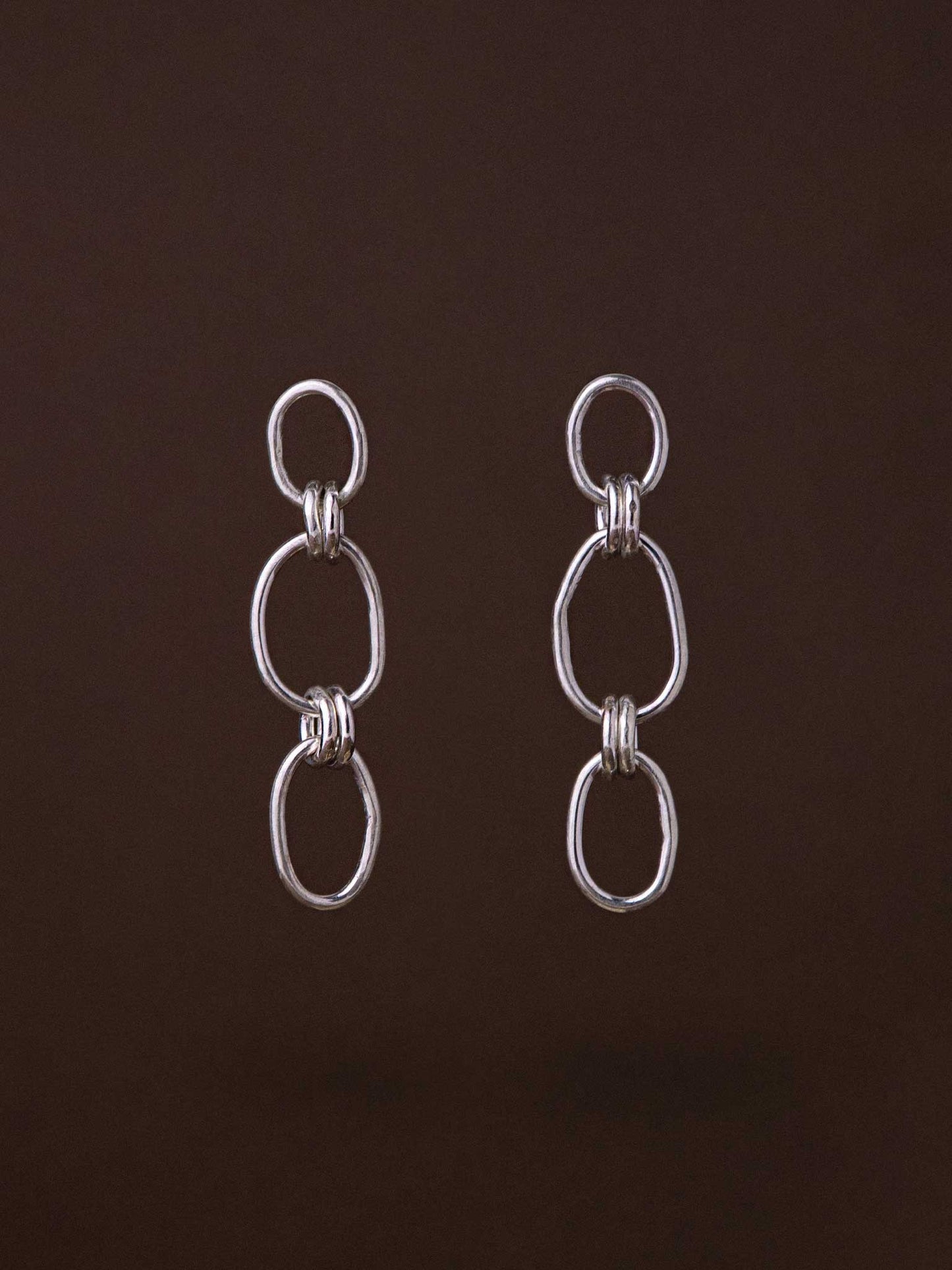 Ασημένια κρεμαστά σκουλαρίκια με αλυσίδα από χειροποίητους κρίκους.