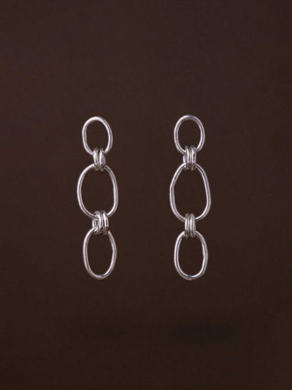 Ασημένια κρεμαστά σκουλαρίκια με αλυσίδα από χειροποίητους κρίκους.