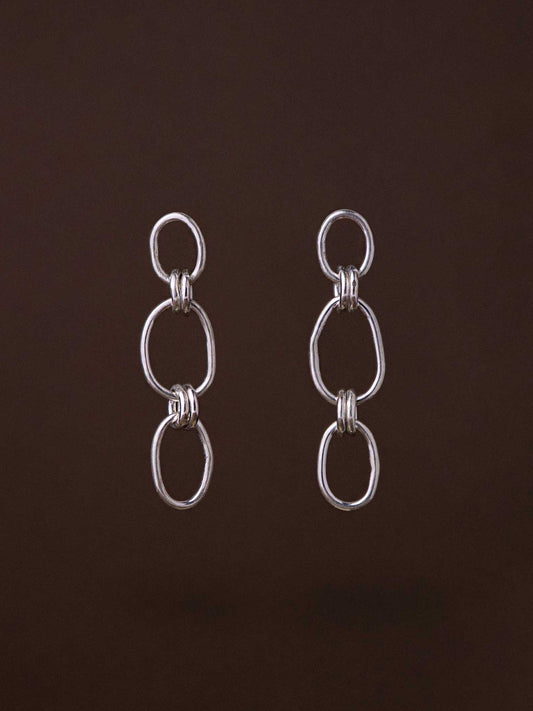 Ασημένια κρεμαστά σκουλαρίκια με αλυσίδα από χειροποίητους κρίκους.