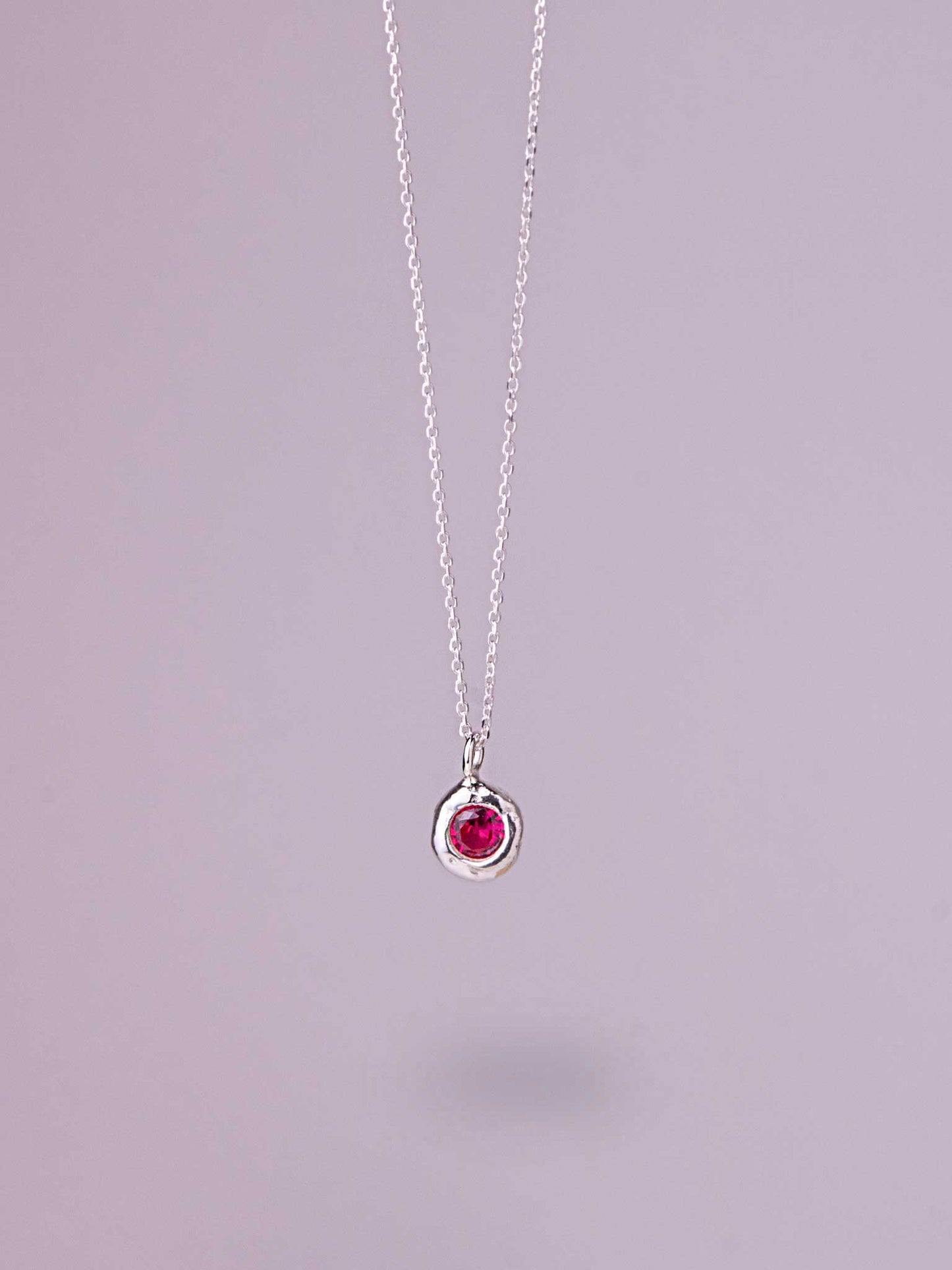 Χειροποίητo χυτό μενταγιόν από καθαρό ασήμι με φούξια Cubic Zirconia
