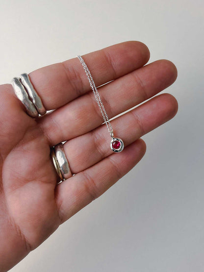 Χειροποίητo χυτό μενταγιόν από καθαρό ασήμι με φούξια Cubic Zirconia