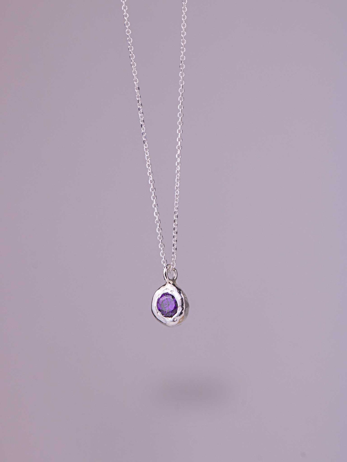 Χειροποίητo χυτό μενταγιόν από καθαρό ασήμι με μωβ Cubic Zirconia