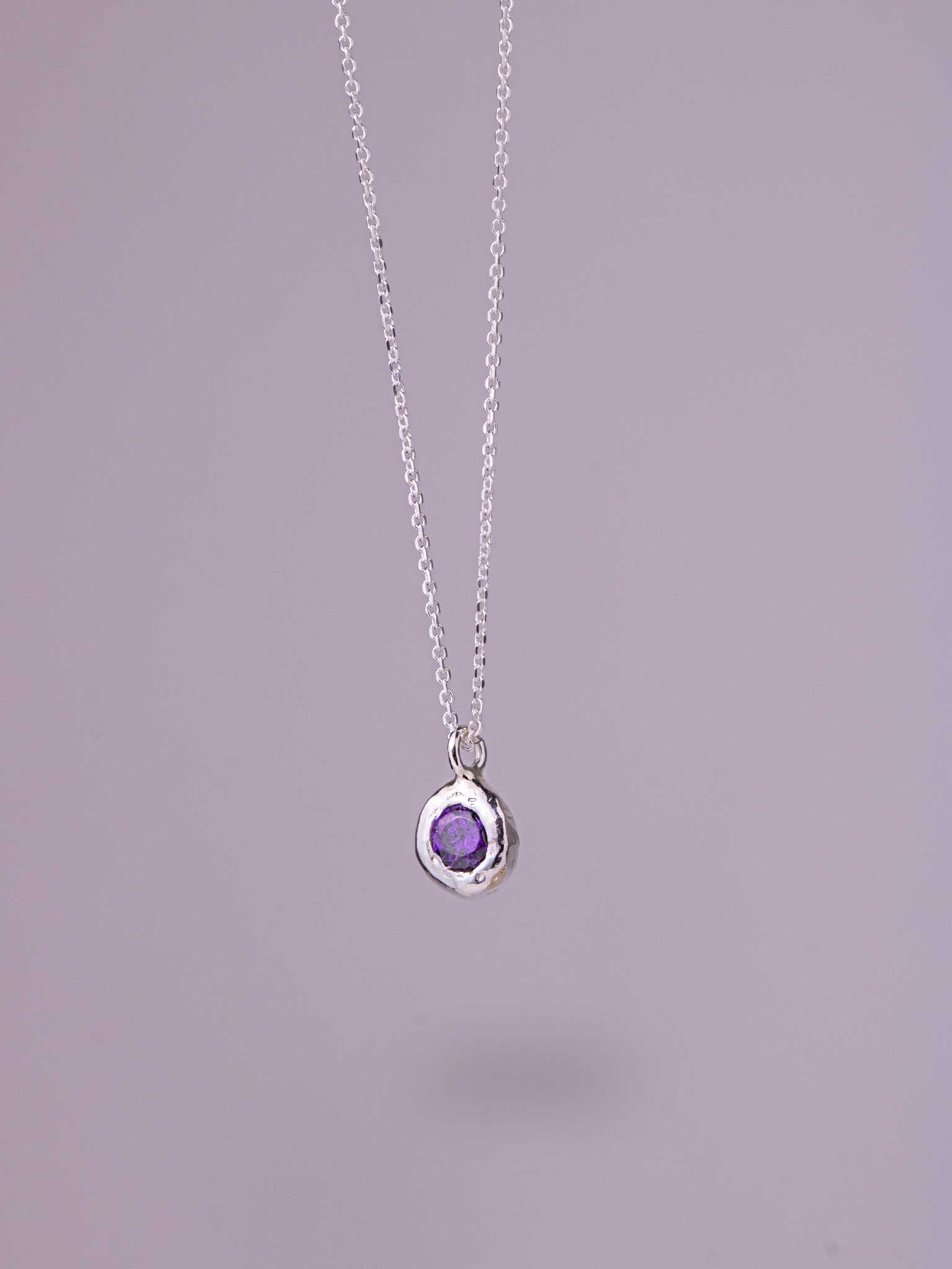 Χειροποίητo χυτό μενταγιόν από καθαρό ασήμι με μωβ Cubic Zirconia