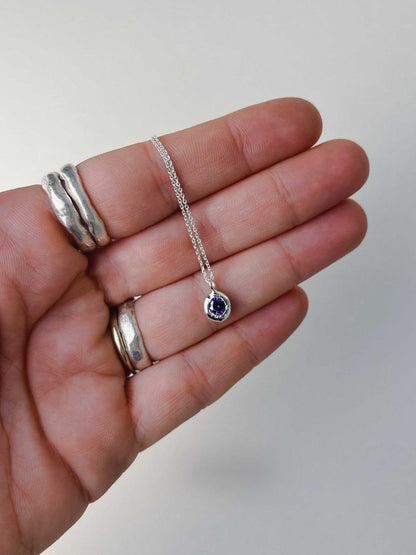 Χειροποίητo χυτό μενταγιόν από καθαρό ασήμι με μωβ Cubic Zirconia