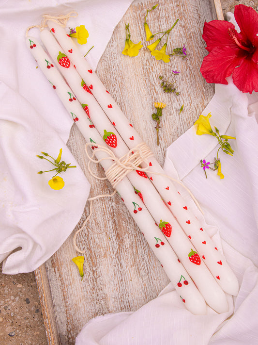 Σετ με  3 χειροποίητες λαμπάδες με κερασάκια, φράουλες και καρδούλες ζωγραφιστές στο χέρι από το Simoon.