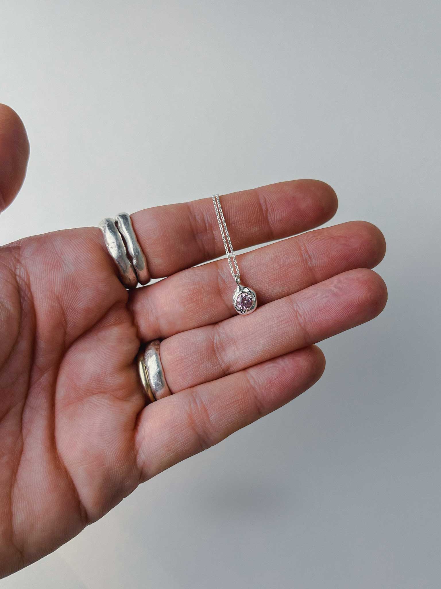 Χειροποίητo χυτό μενταγιόν από καθαρό ασήμι με ροζ Cubic Zirconia