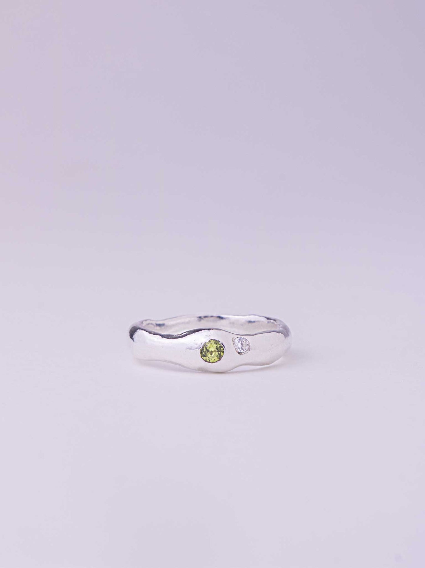 Χειροποίητo χυτό δαχτυλίδι από καθαρό ασήμι με φυσικό Περίδοτο