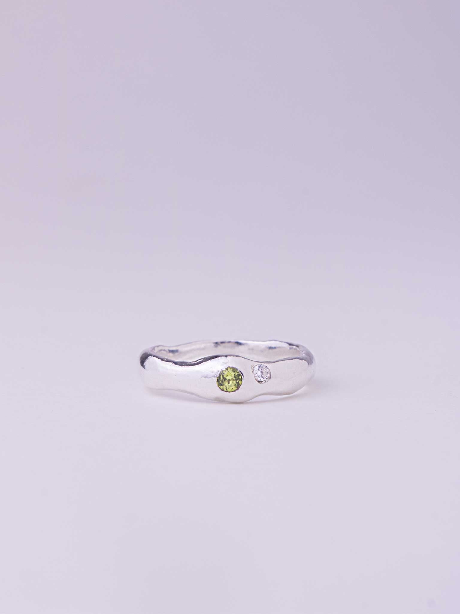 Χειροποίητo χυτό δαχτυλίδι από καθαρό ασήμι με φυσικό Περίδοτο