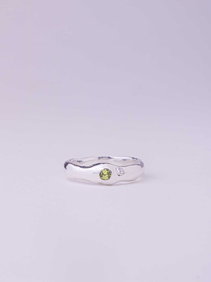 Χειροποίητo χυτό δαχτυλίδι από καθαρό ασήμι με φυσικό Περίδοτο