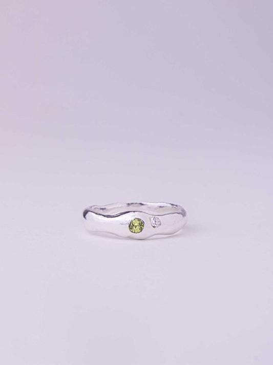 Χειροποίητo χυτό δαχτυλίδι από καθαρό ασήμι με φυσικό Περίδοτο