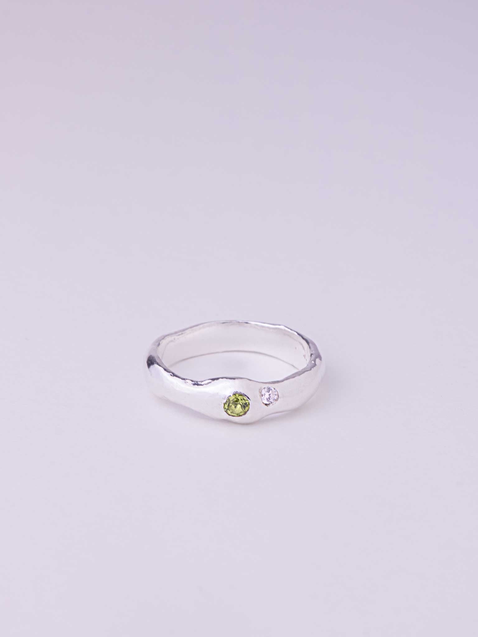 Χειροποίητo χυτό δαχτυλίδι από καθαρό ασήμι με φυσικό Περίδοτο