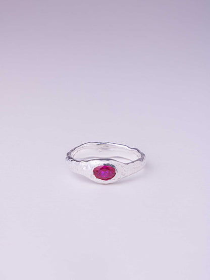 Χειροποίητo χυτό δαχτυλίδι από καθαρό ασήμι με φούξια Cubic Zirconia