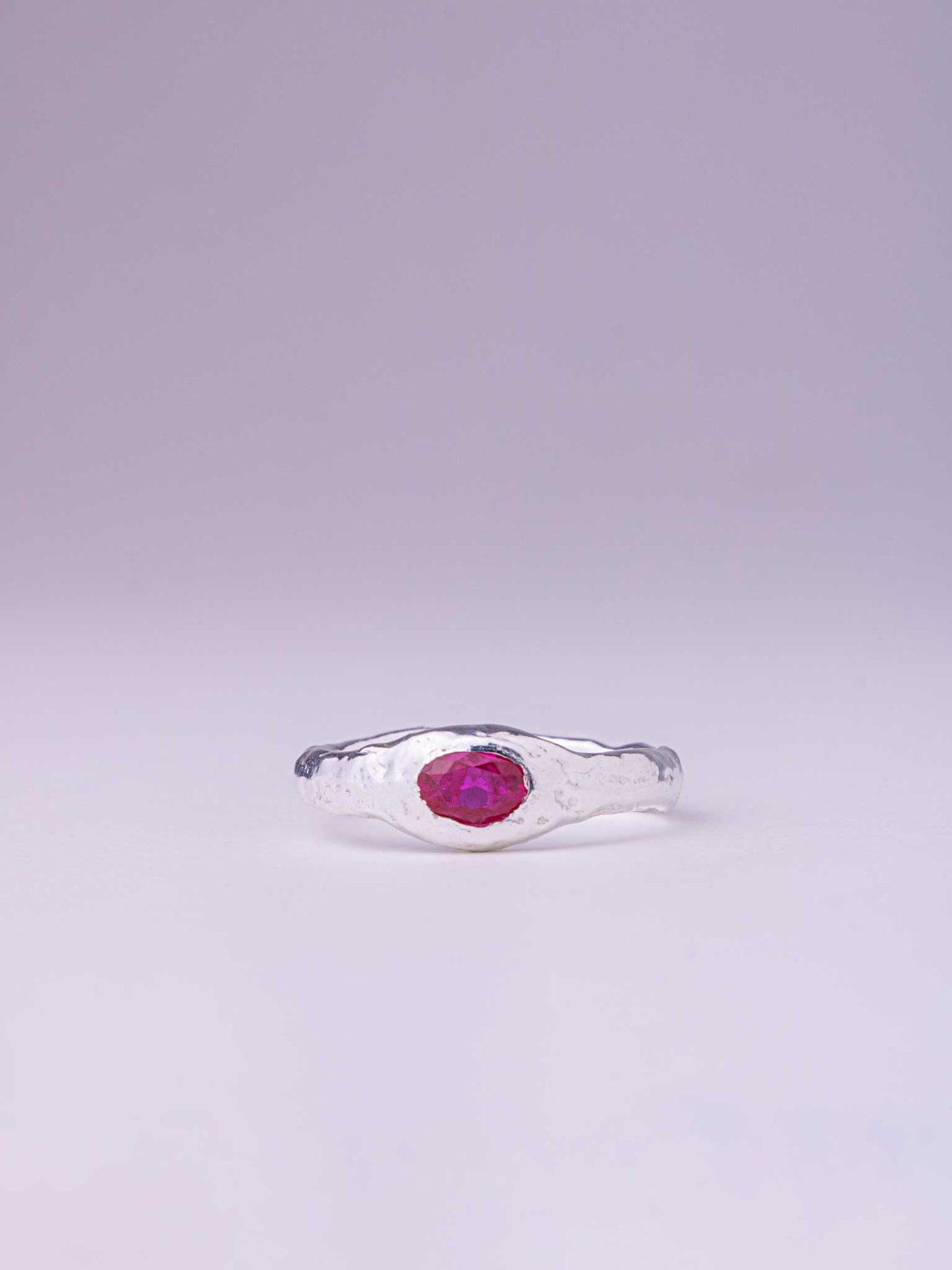 Χειροποίητo χυτό δαχτυλίδι από καθαρό ασήμι με φούξια Cubic Zirconia