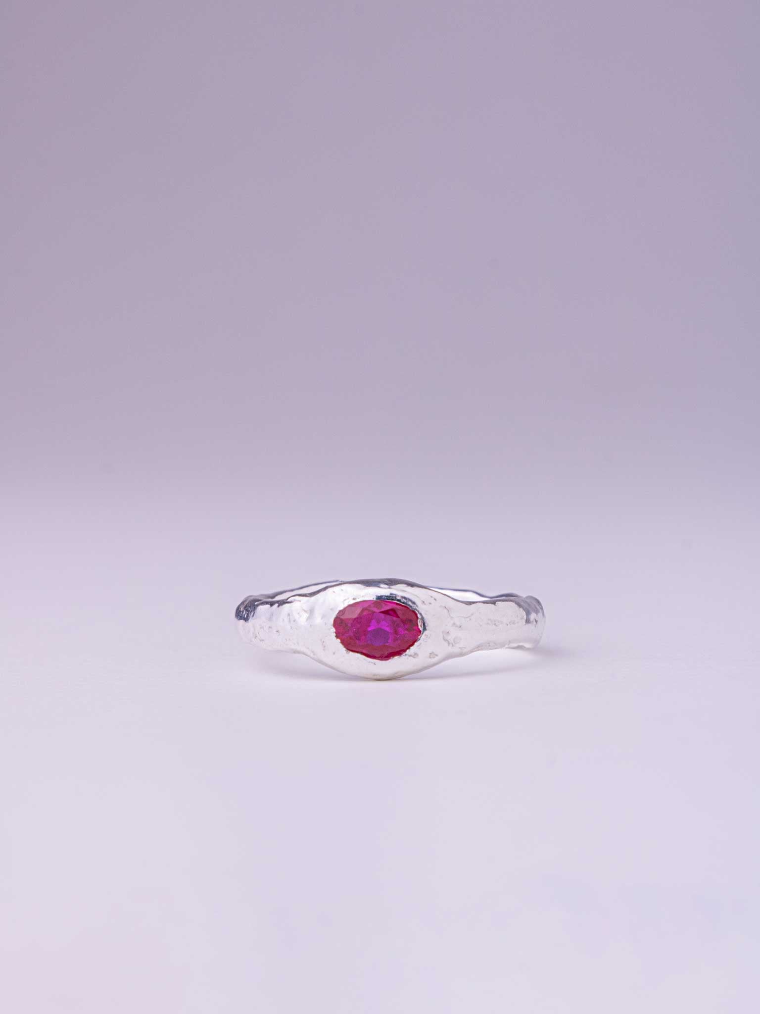 Χειροποίητo χυτό δαχτυλίδι από καθαρό ασήμι με φούξια Cubic Zirconia
