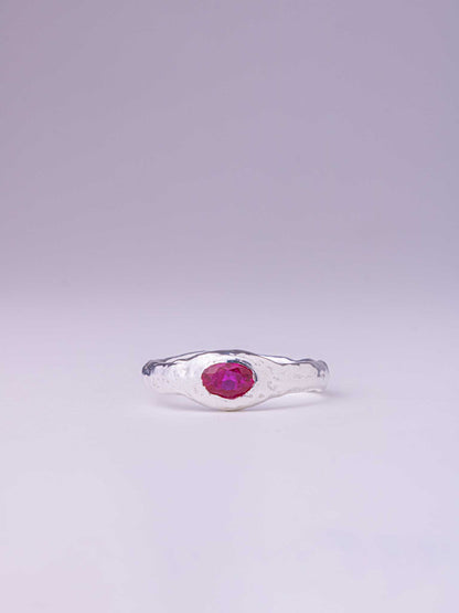 Χειροποίητo χυτό δαχτυλίδι από καθαρό ασήμι με φούξια Cubic Zirconia