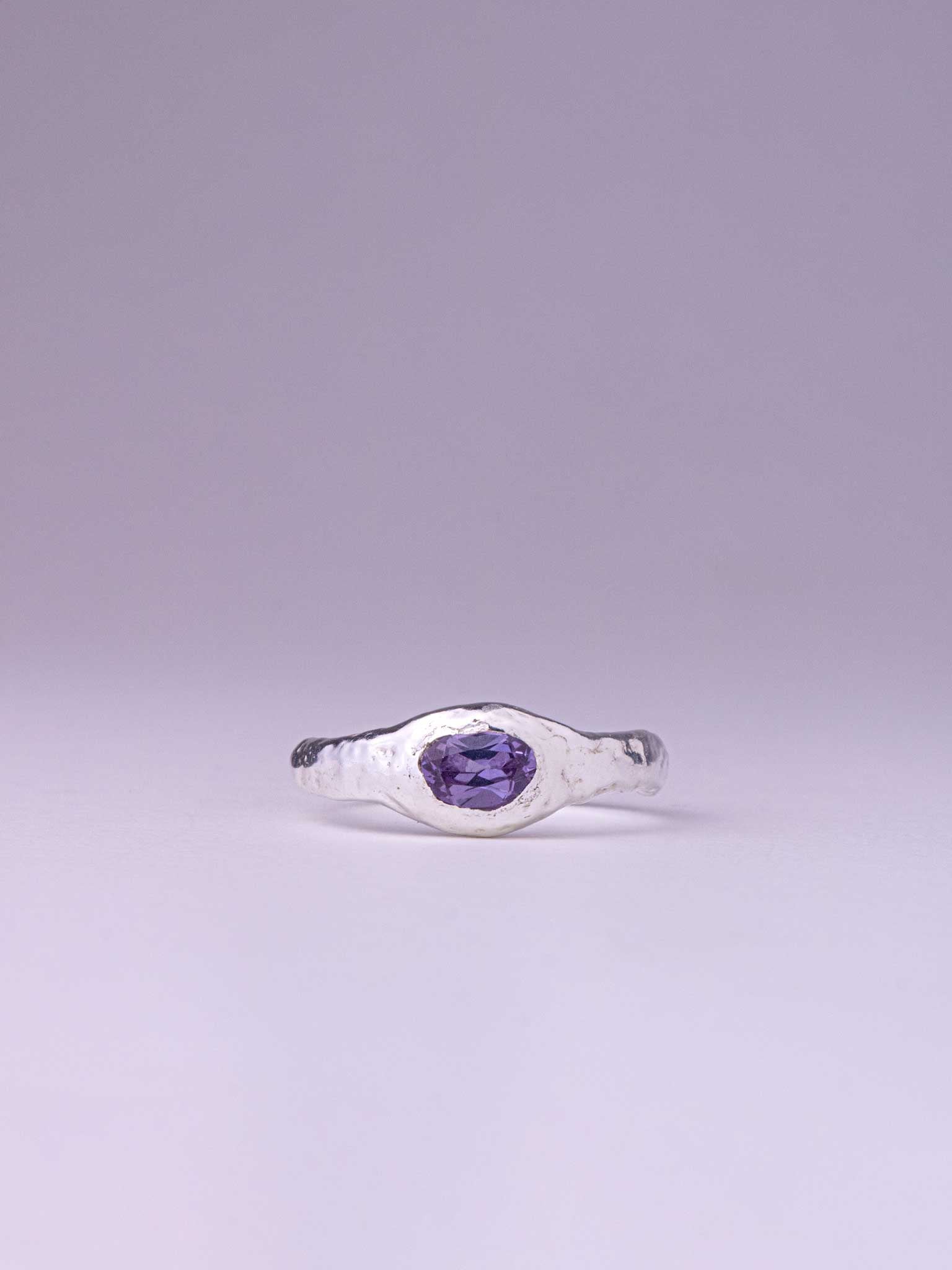 Χειροποίητo χυτό δαχτυλίδι από καθαρό ασήμι με μωβ Cubic Zirconia